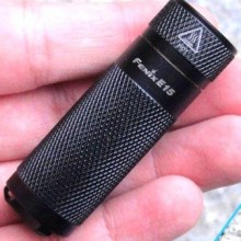 Caccia: Torcia E15 della Fenixlight Limited, Qualità e Versatilità in soli 6 cm.